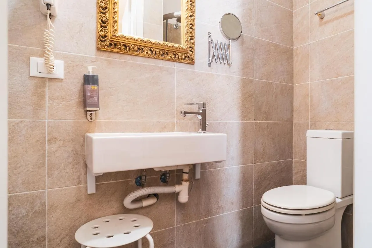 *** Guest house Golden Rooms Piazza Di Spagna Rome Italy